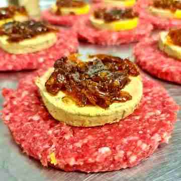 Hamburguesa rellena de foie y cebolla
