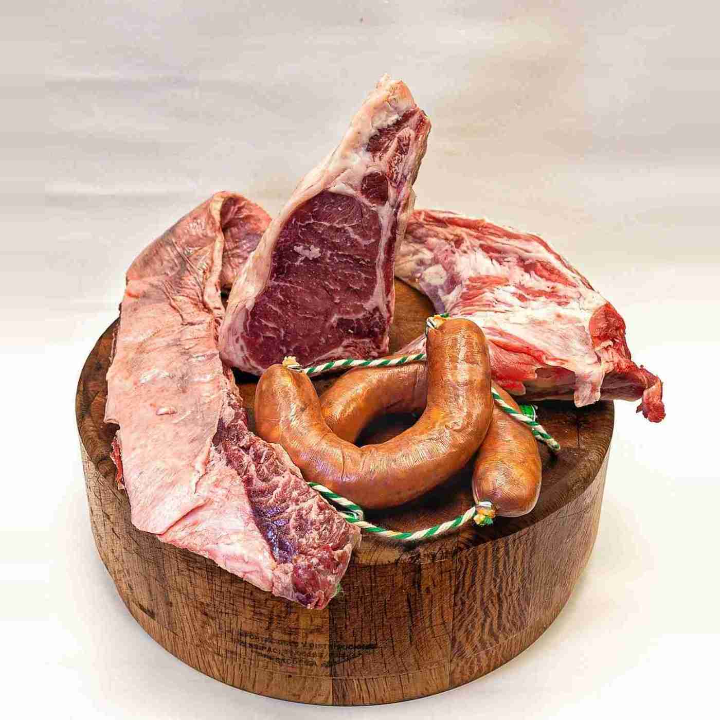 Cortes de ternera Angus del pack #PONGÁMONOS SERI@S sobre tajo de madera